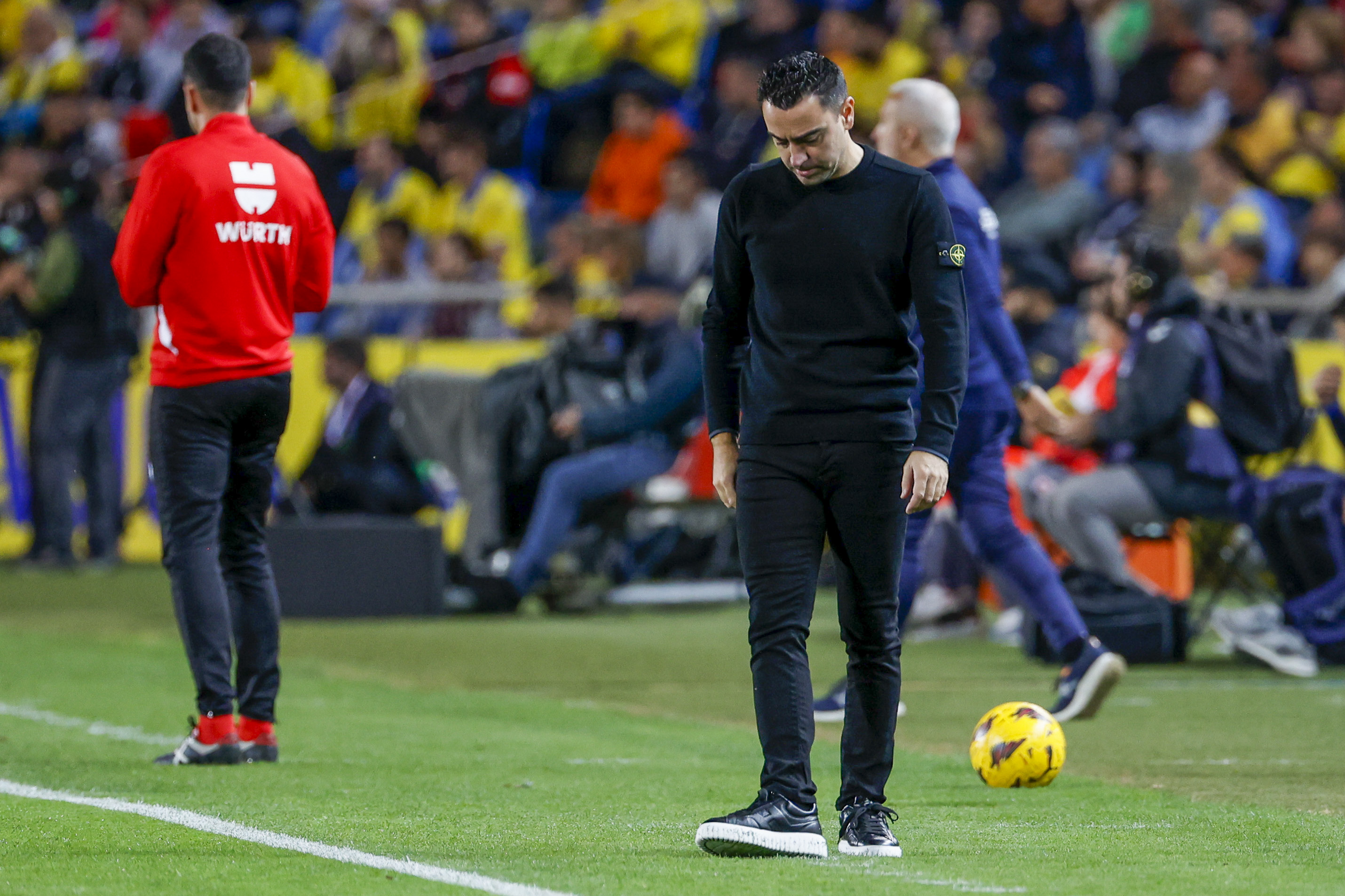 Pedri y Lewandowski empujan a Xavi Hernández al KO