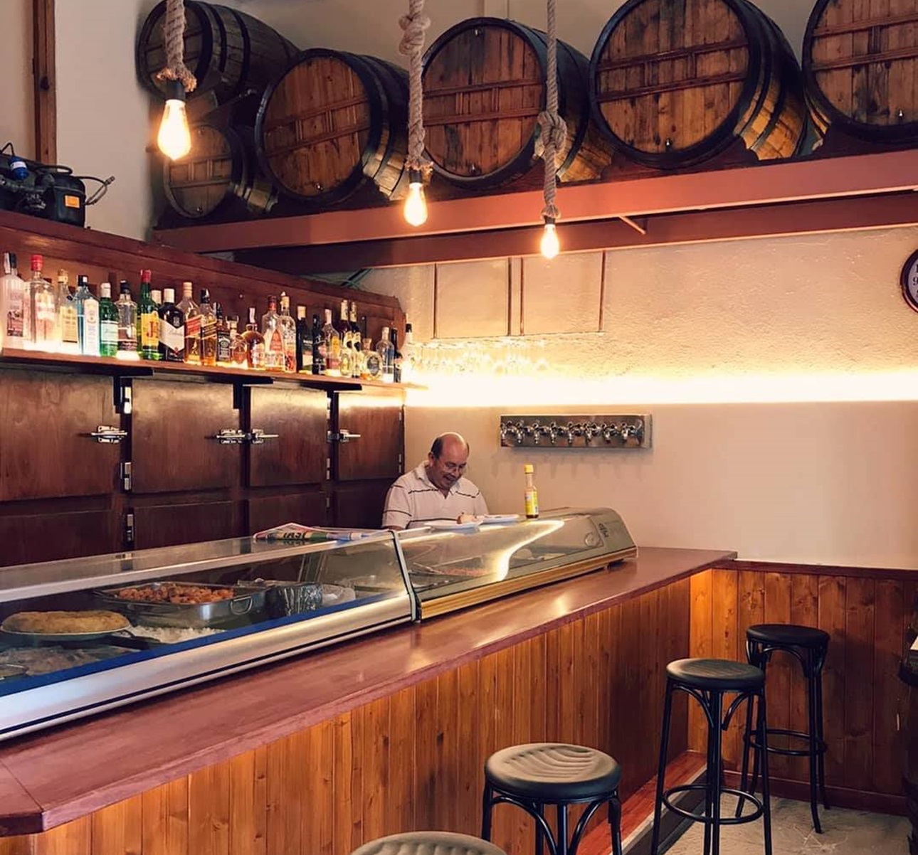 Bodega d'en Rubén: un vermut directe al cor a la bodega més indescriptible del Raval