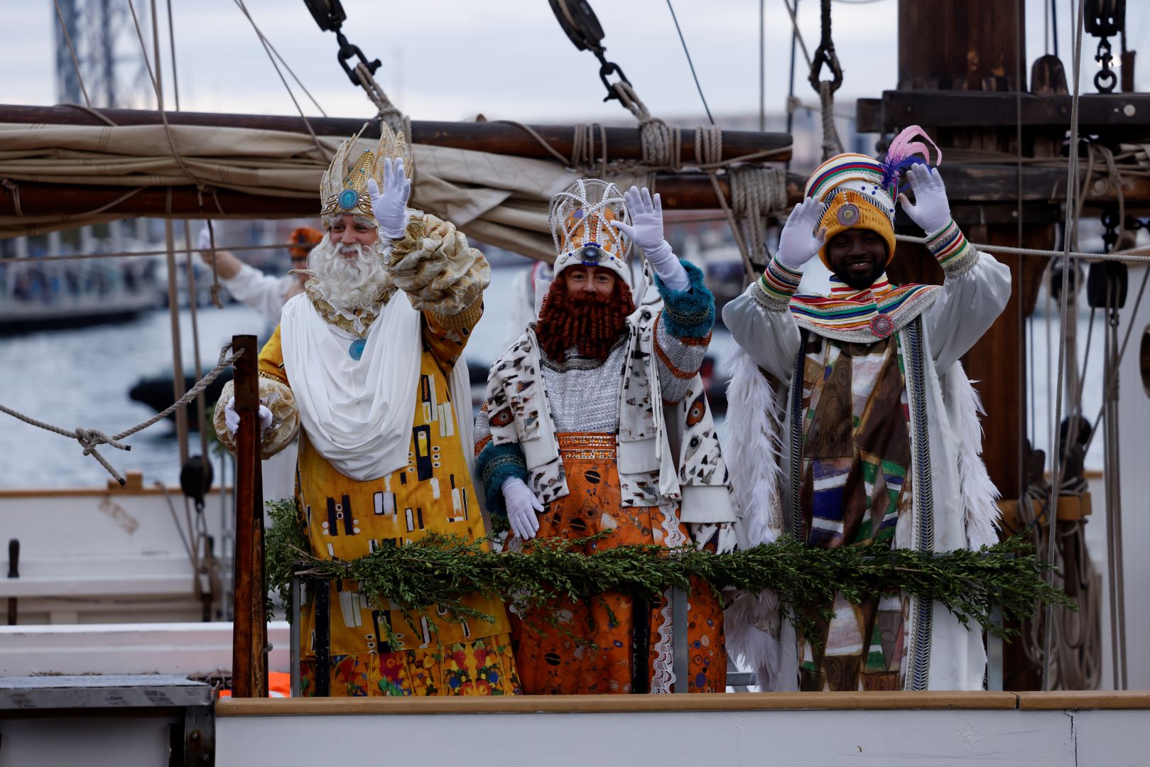 Los Reyes Magos llegan a Barcelona con un mensaje de paz y la promesa de lluvia