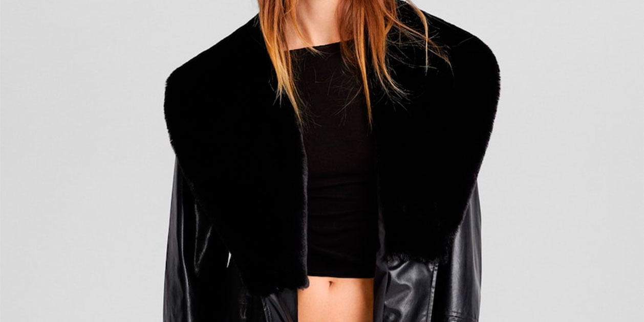 Bershka arranca fuerte en rebajas con el trench efecto piel con solapas de pelo a precio de derribo