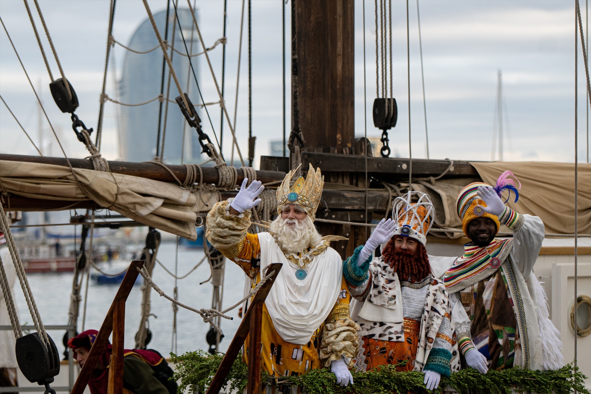 La cavalcada dels Reis Mags a Barcelona 2024, les campanades d'any nou i més: la volta al món en 15 fotos