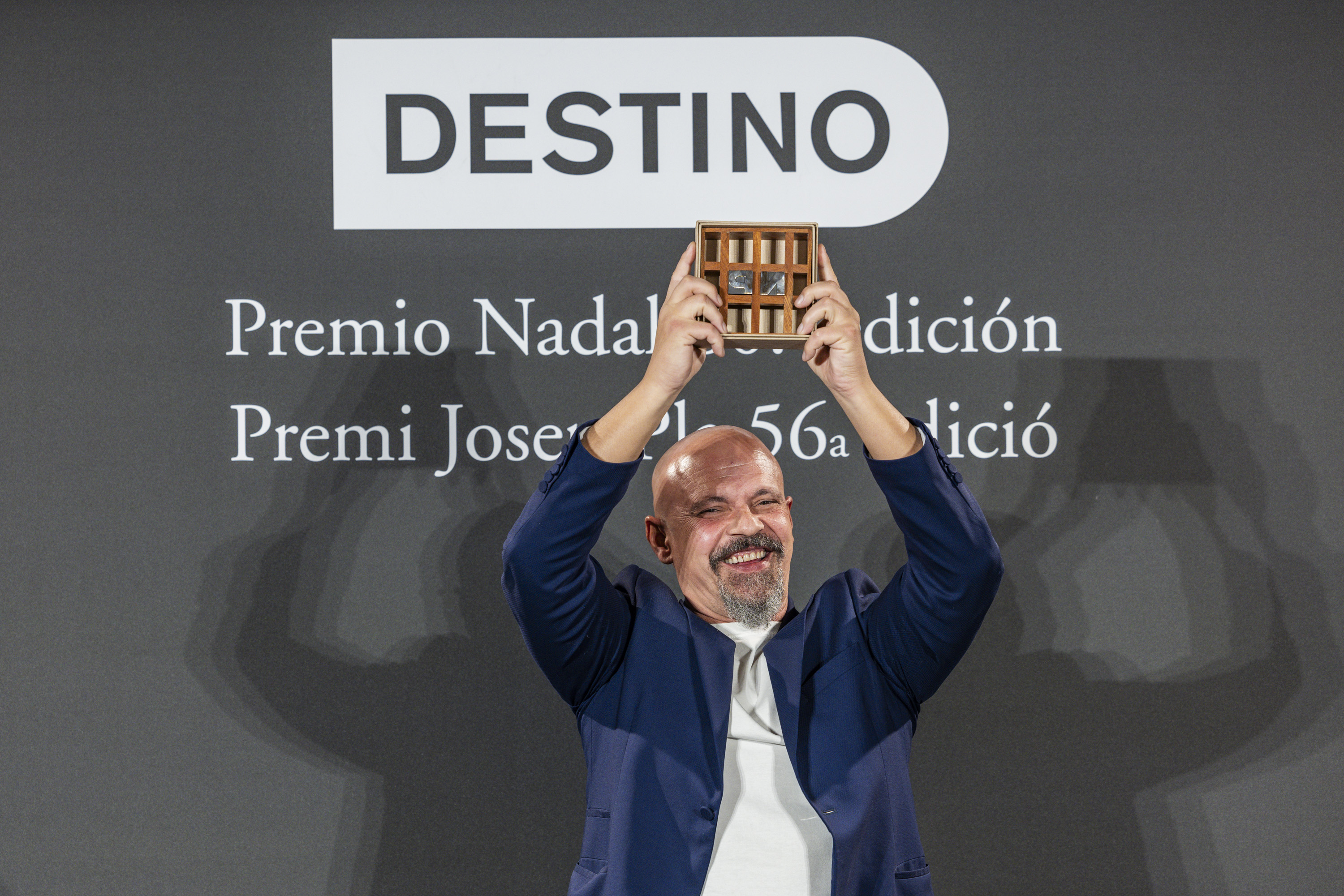 César Pérez Gellida guanya el premi Nadal 2024 amb la novel·la 'Bajo tierra seca'