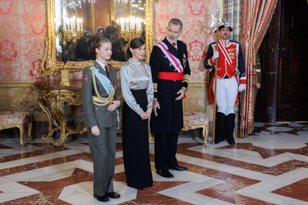  Felip, Leticia i Leonor durant l'inici de la cerimónia / Europa Press