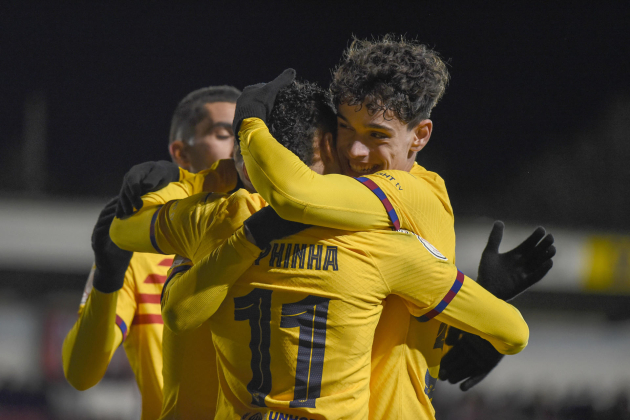 Hector Fort abrazando en Raphinha miedo su gol ante el Barbastro / Foto: EFE