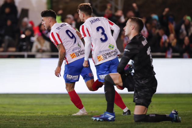 Los jugadores del Barbastro celebran el gol de Adrià de Mesa / Foto: EFE