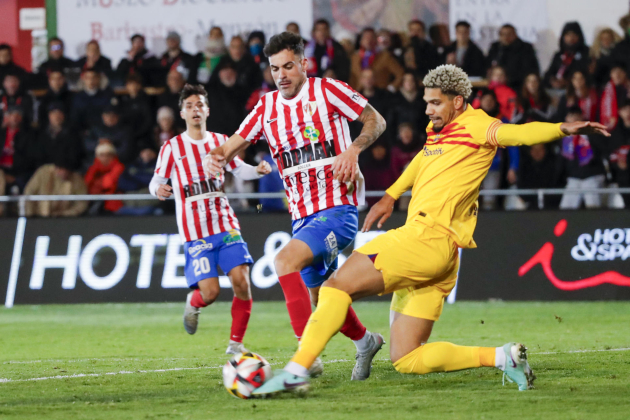 Araujo y Adrià de Mesa en la disputa de un balón / Foto: EFE