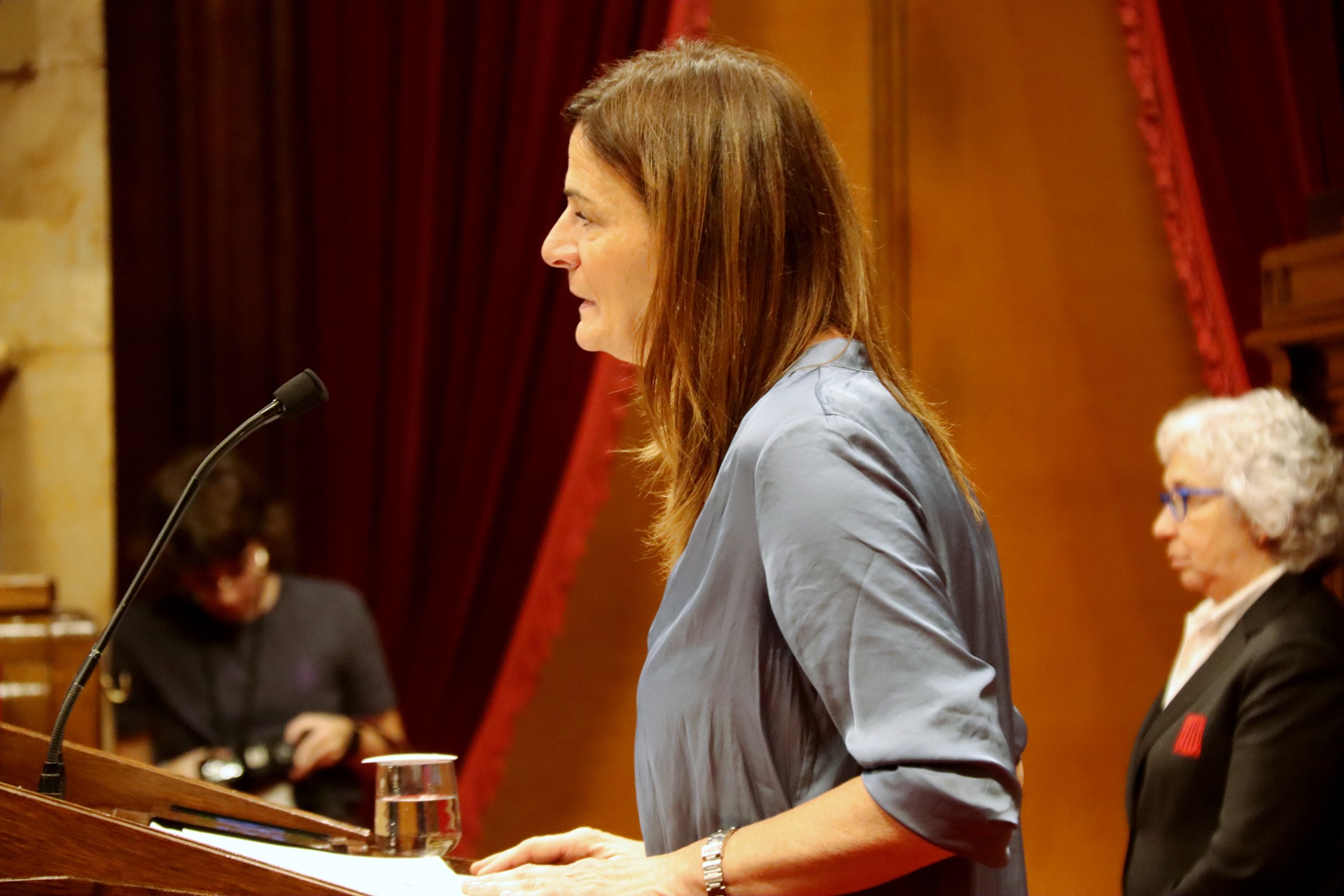 Una diputada de Junts afín a Borràs denuncia al grupo parlamentario por acoso por razón de género