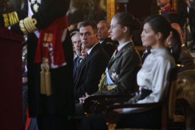 Pedro Sánchez mira Letícia desenfocada EFE Pedro Sánchez mira Letícia desenfocada EFE