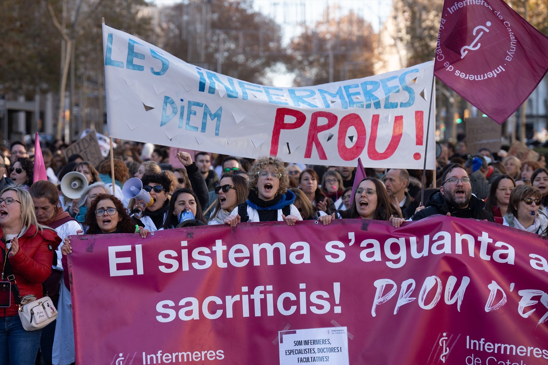 Las enfermeras vuelven a plantar cara al Govern con una nueva manifestación en Barcelona