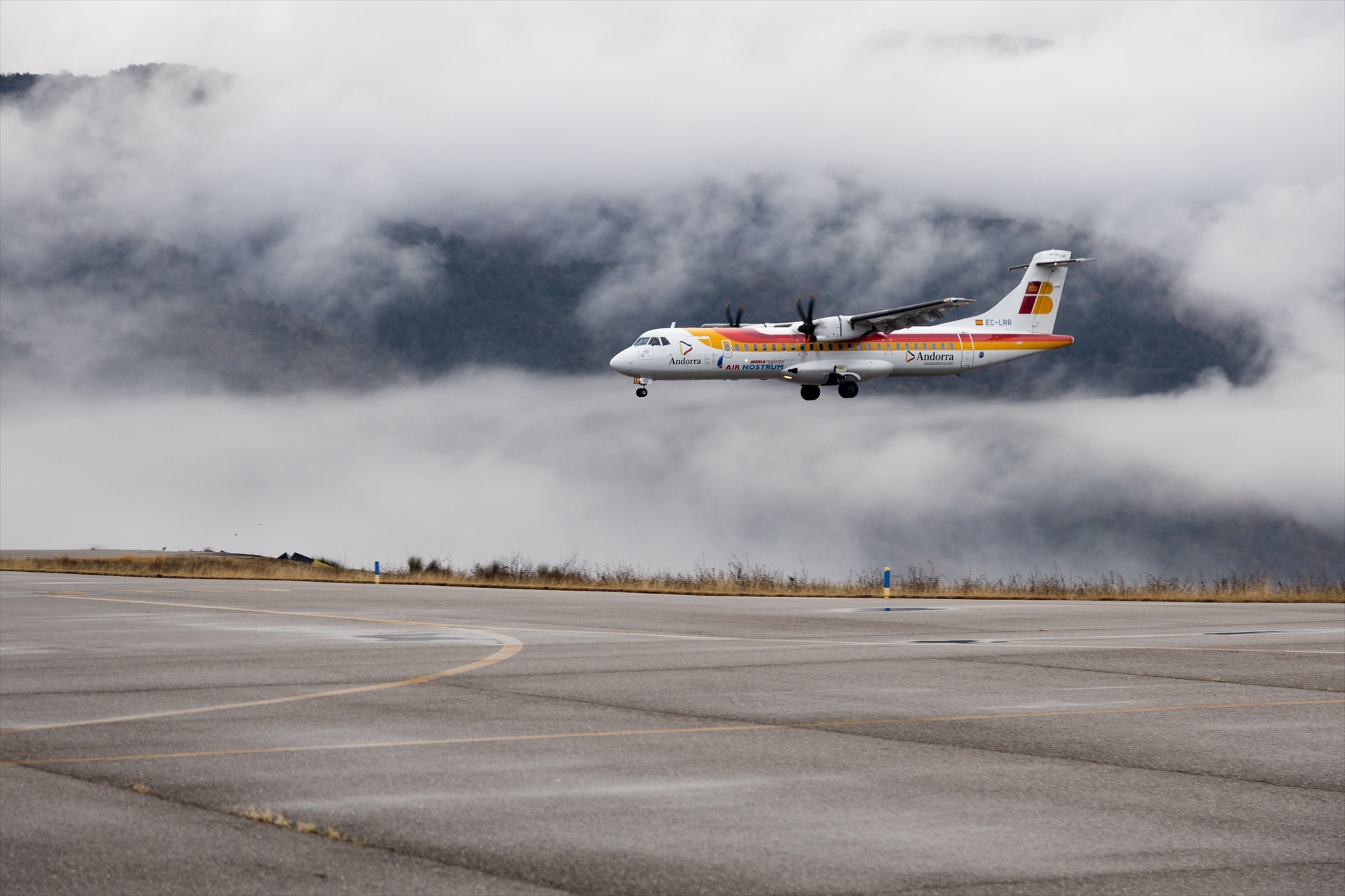 El aeropuerto de Andorra-la Seu recibe críticas por llevar prácticamente solo turistas a Andorra