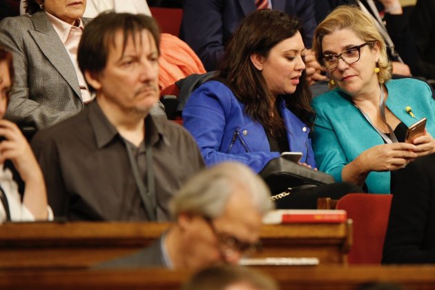 Marcela Topor con Pilar Rahola lleno de investidura Quim Torra (2) / Sergi Alcàzar