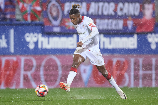 Nico Williams durante el Éibar - Athletic Club pasado miedo lluvia / Foto: Europa Press