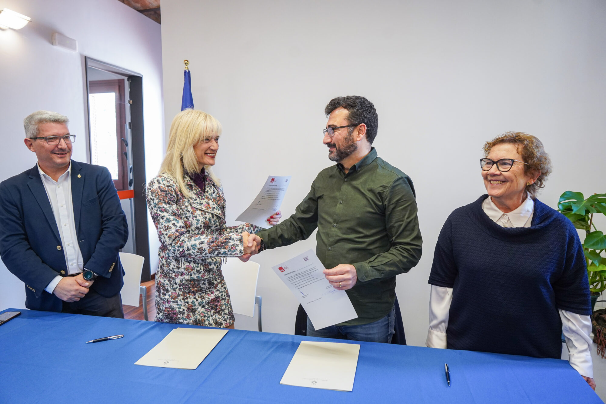 El gobierno municipal del PSC en Esplugues incorpora a los dos concejales de los comuns