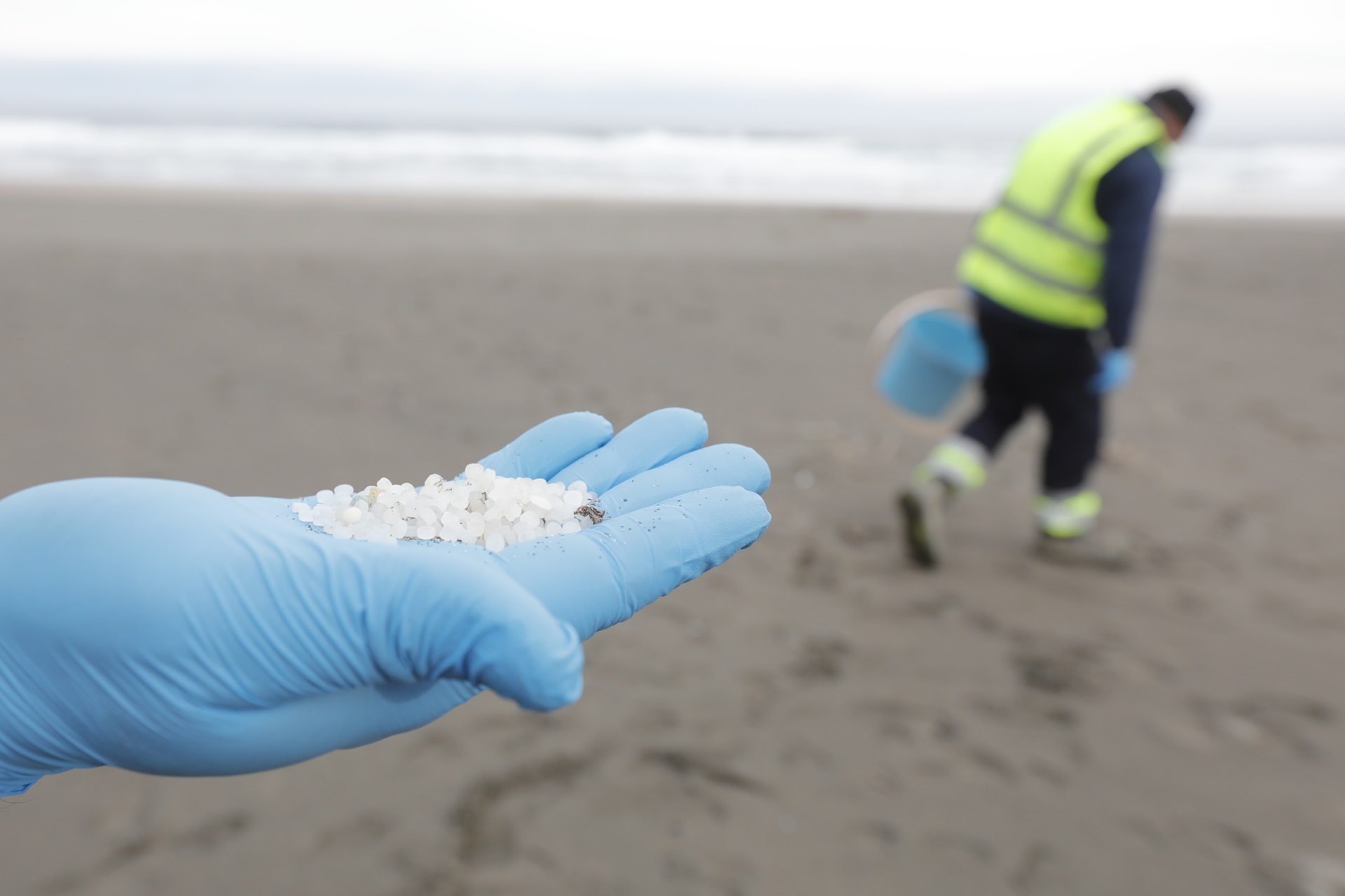 La Xunta de Galicia rectifica y eleva al nivel 2 de alerta por el vertido de pellets en sus playas