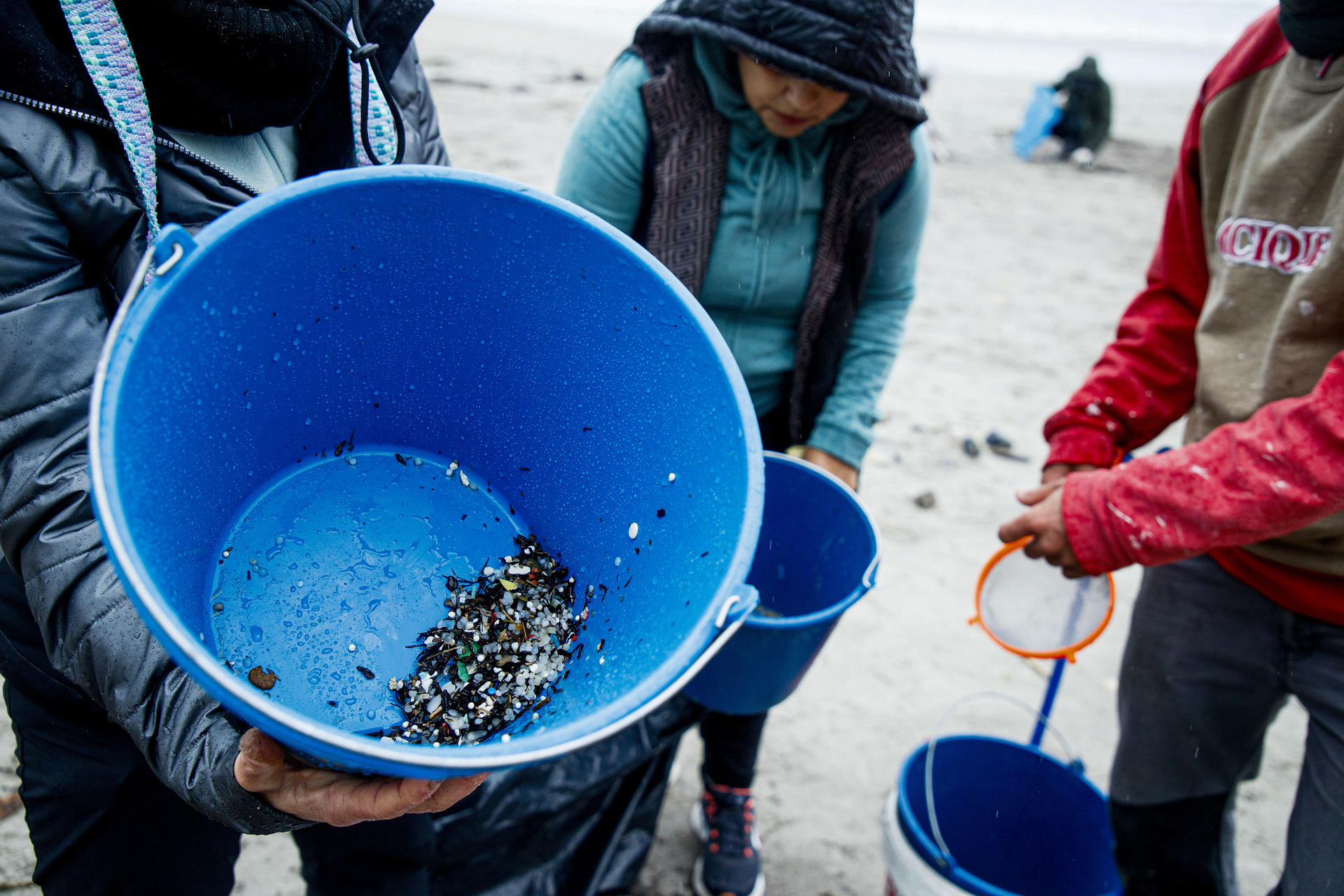 La crisis de los pellets se extiende por la costa norte de España y ya llega al País Vasco