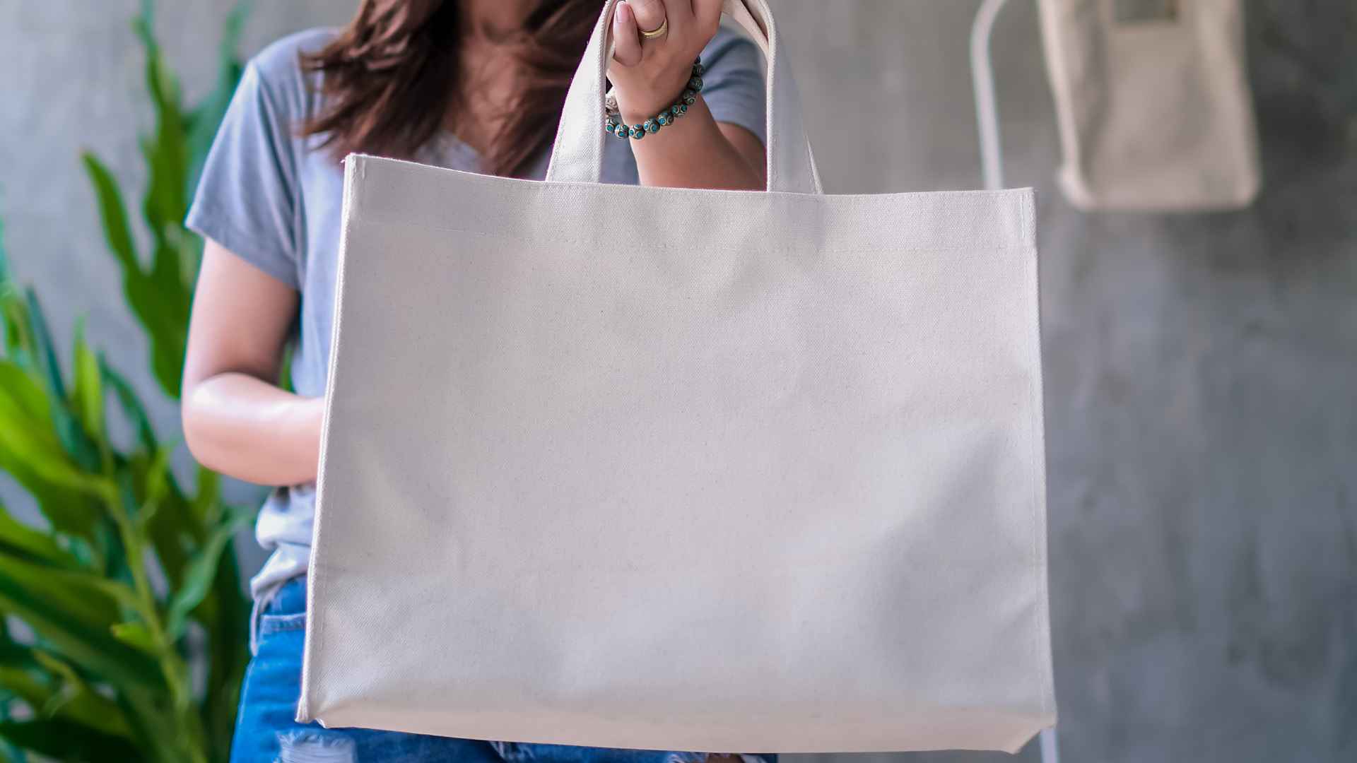 5 maneras de hacerte una bolsa con ropa vieja que tienes por casa