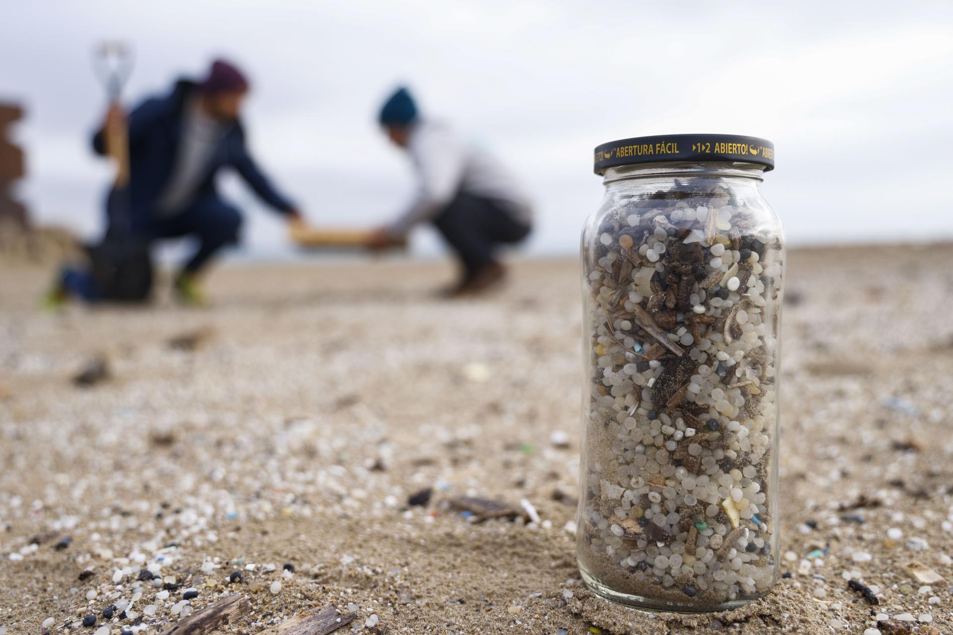 Catalunya té la platja més contaminada per pèl·lets de tot l'Estat