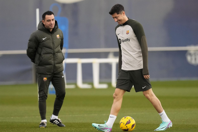 Xavi Hernández Robert Lewandowski entrenament Barça / Foto: EFE