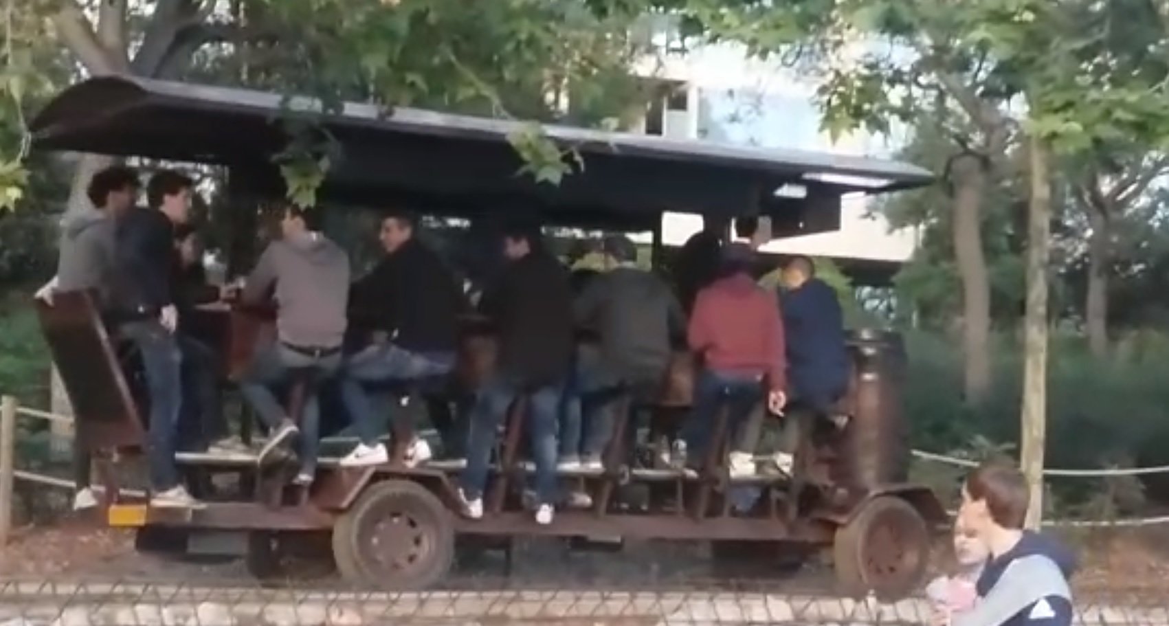 El 'bicibotellón' vuelve a Barcelona e indigna a los vecinos de Diagonal Mar