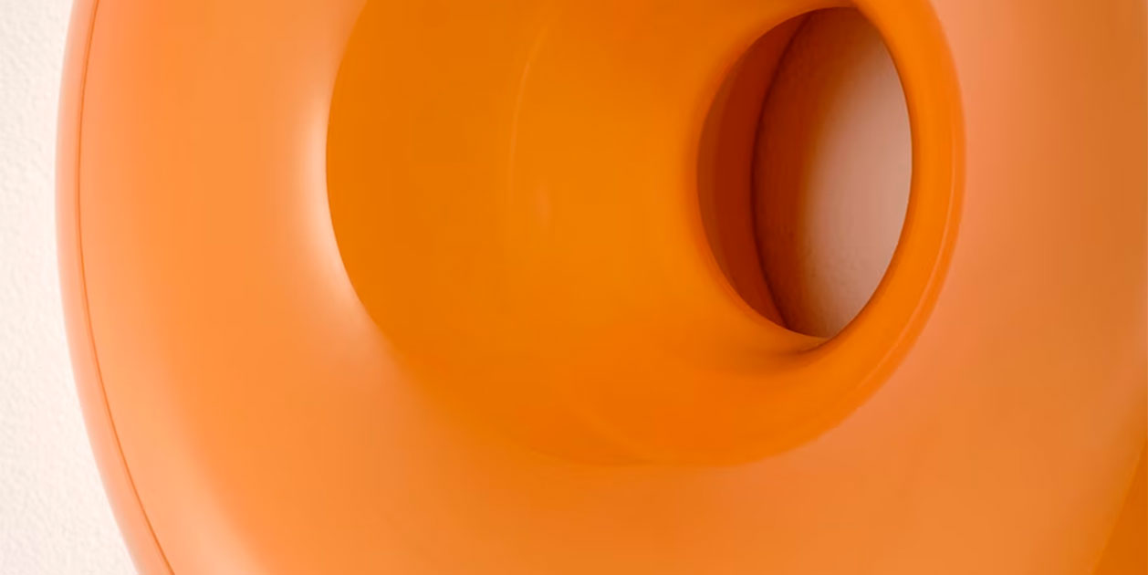 Apostem tot a llum de taula d'Ikea que sembla un dònut