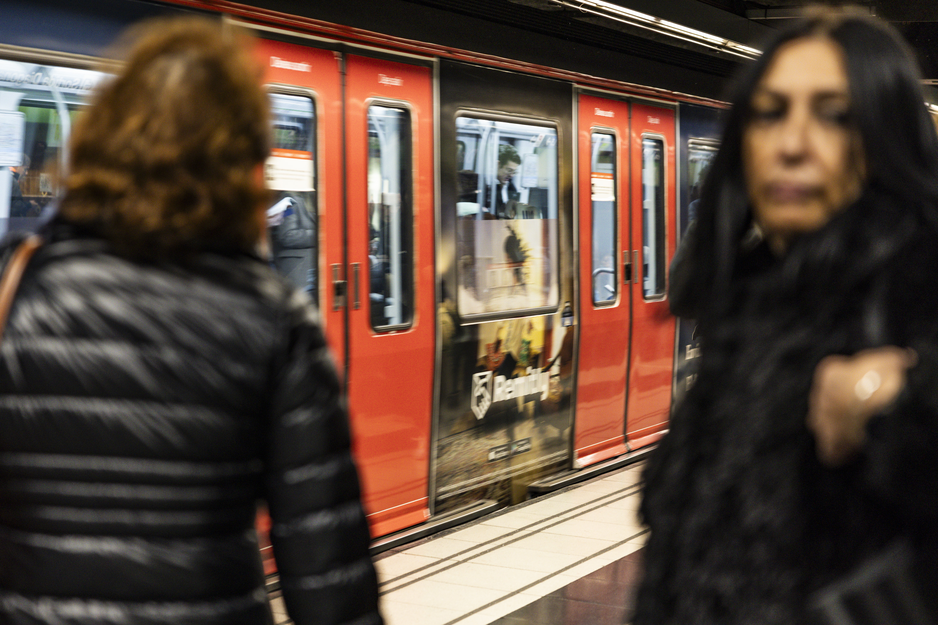 Cinc estacions de l'L1 del metro de Barcelona sense servei per una incidència a Marina