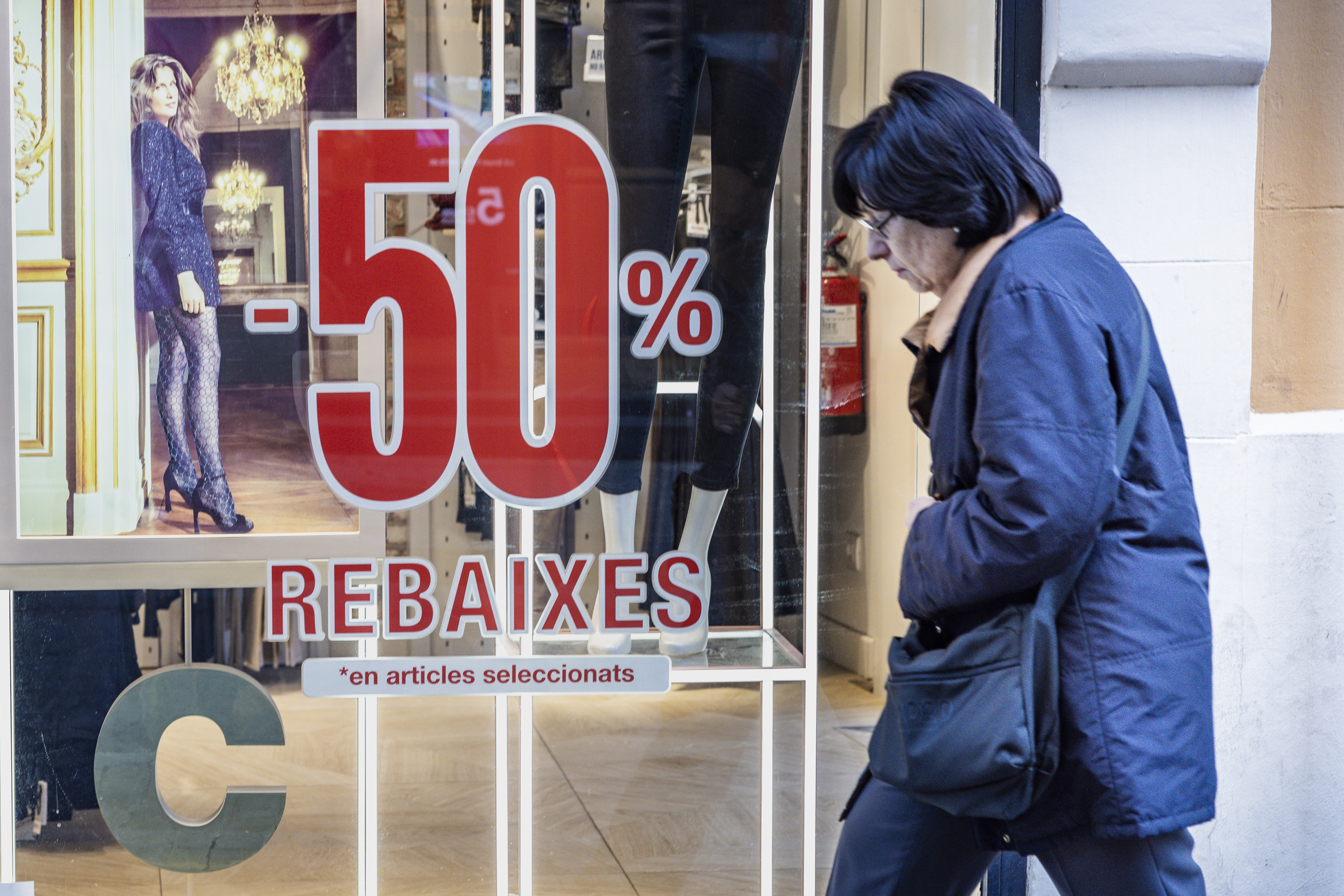 La inflació va caure tres dècimes a Catalunya el febrer per les rebaixes