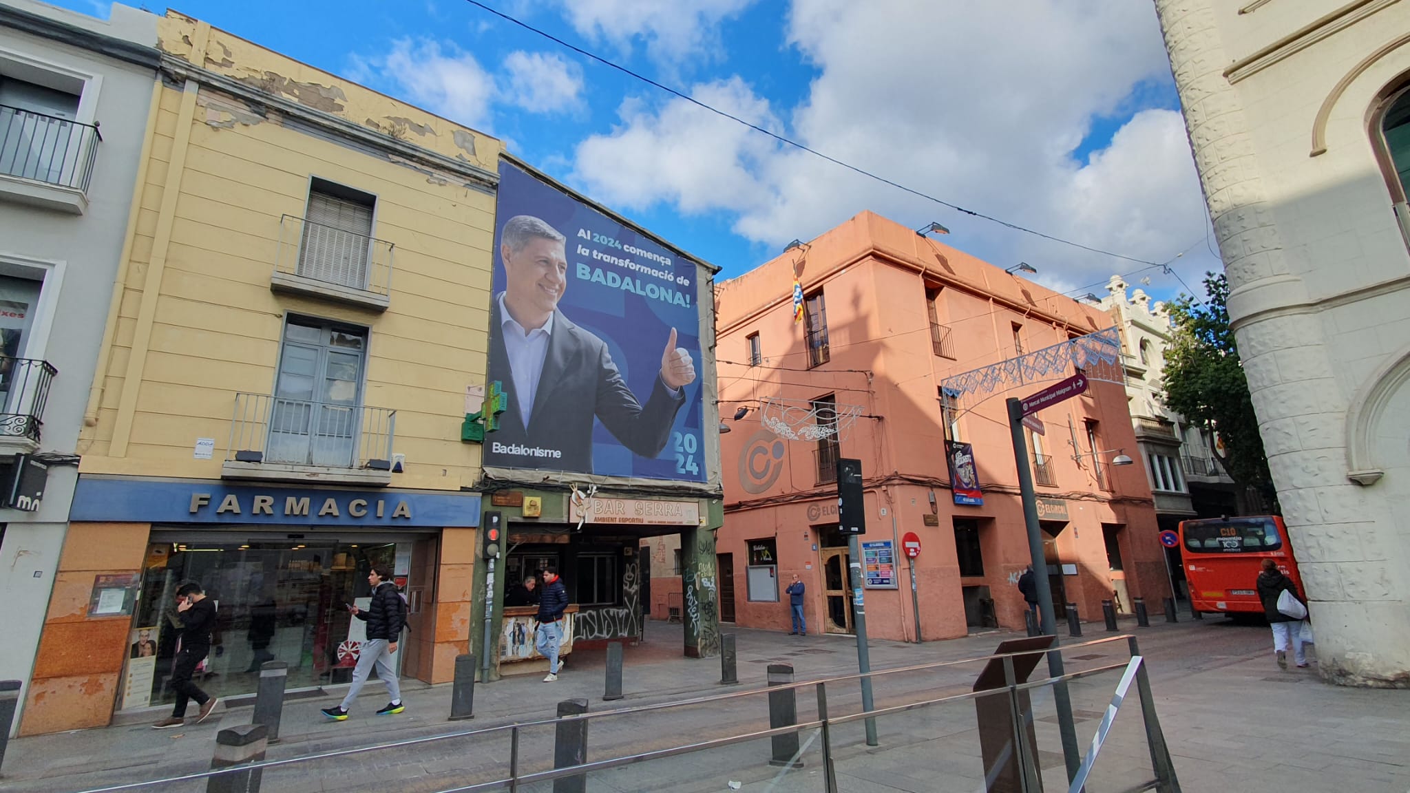 Un juez salva la lona gigante de Albiol en el centro de Badalona porque no ve delito