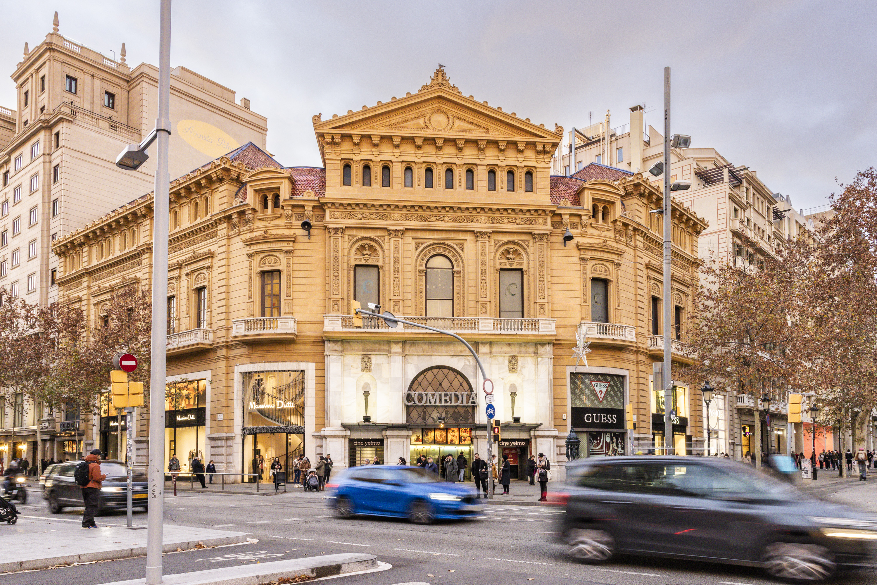 Última sesión en el Comèdia: de palacio burgués a cine popular en el chaflán más codiciado del Eixample