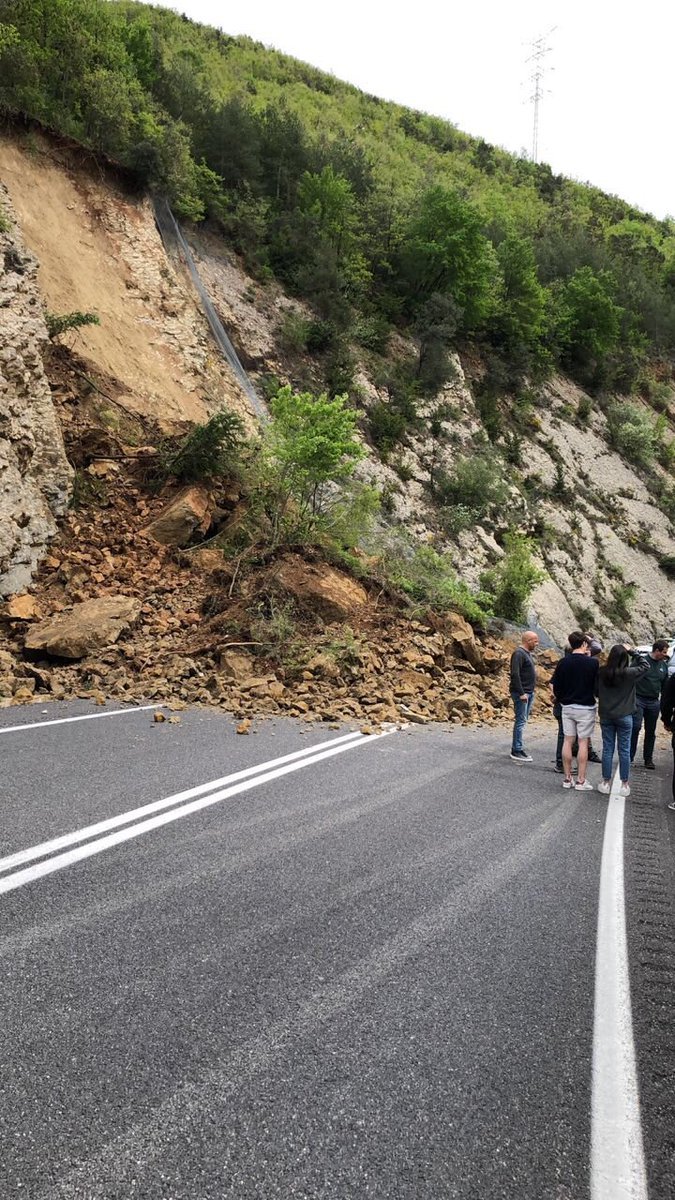 Un desprendimiento de rocas corta la C-16 en Guardiola de Berguedà