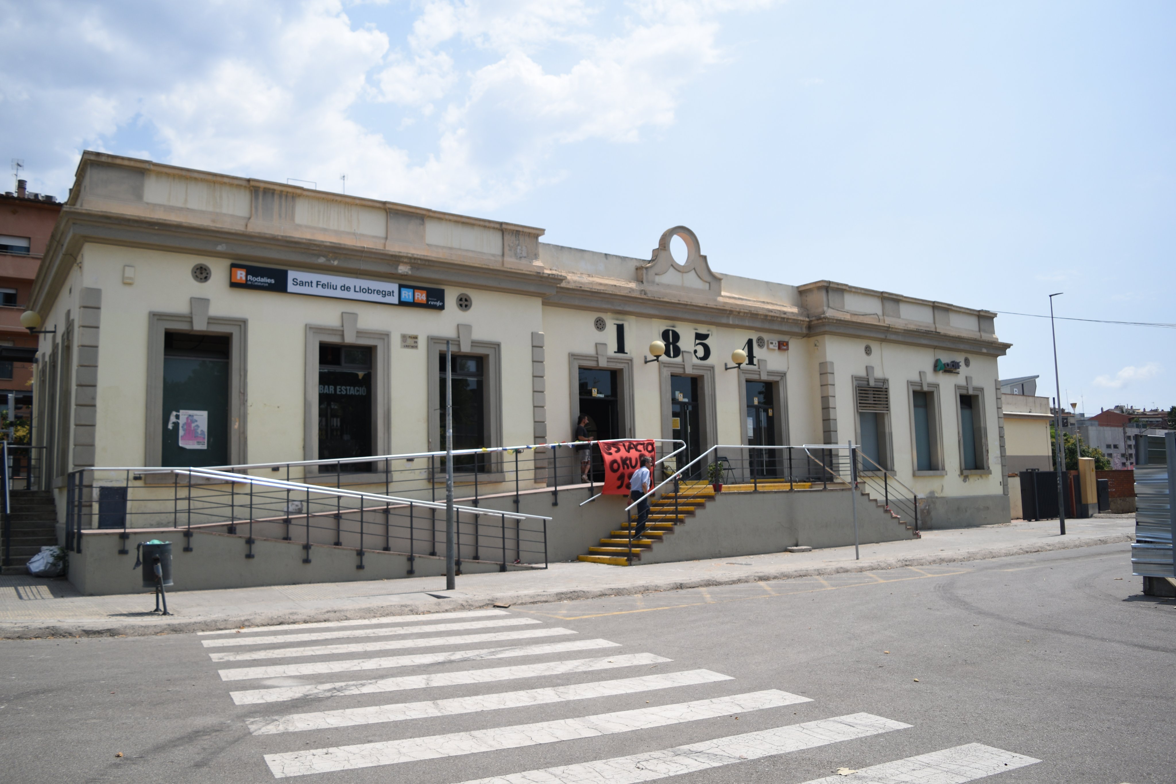 Adif derriba la estación de tren de Sant Feliu de Llobregat, una de las más antiguas del Estado