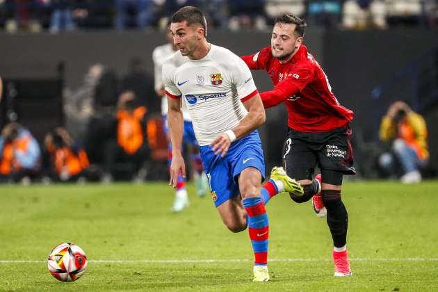 Ferran Torres lluita una pilota contra Osasuna en la semifinal de la Supercopa d'Espanya / Foto: EFE