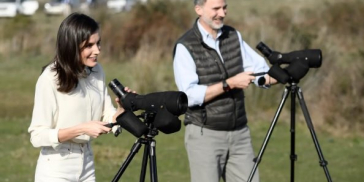 Letizia y Felipe observando la fauna