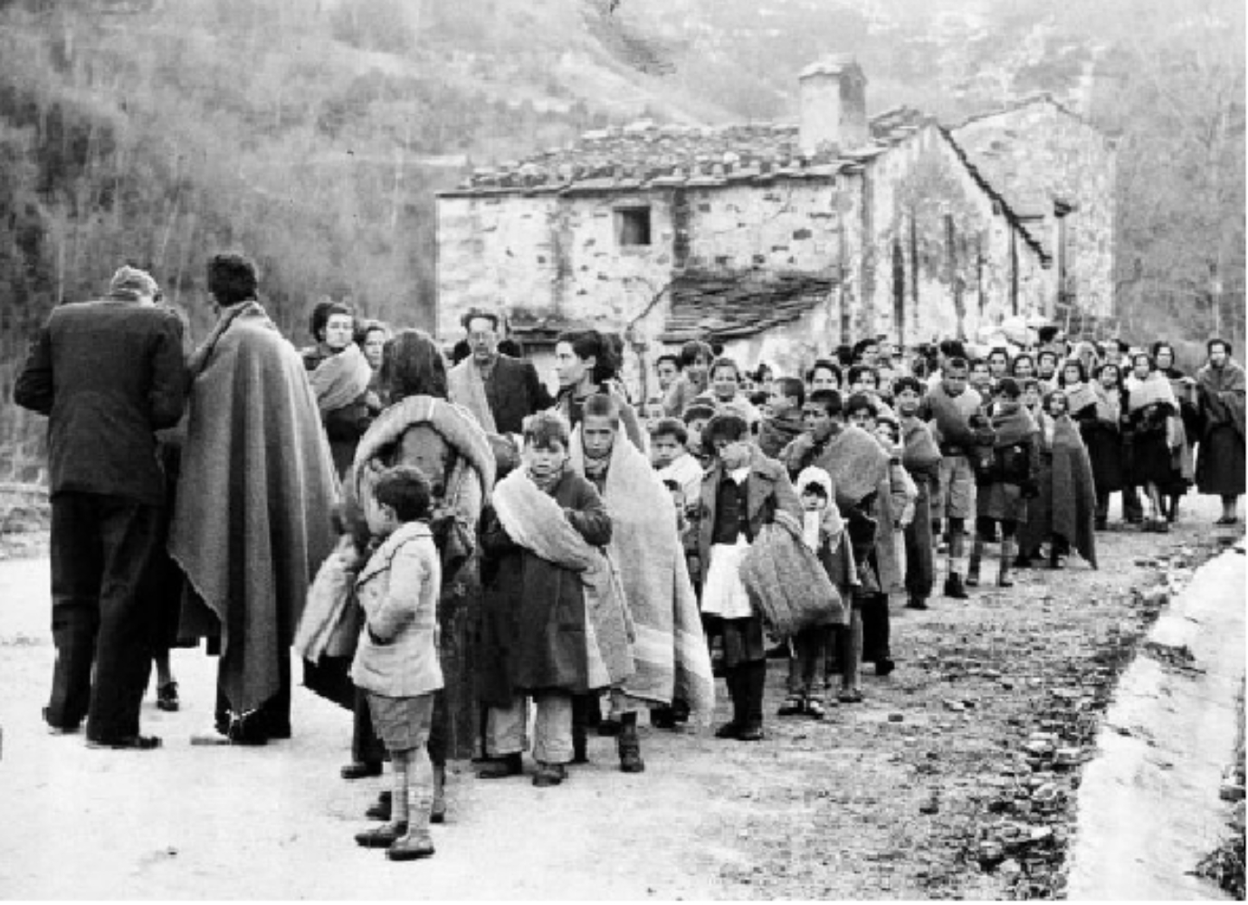 Columna de refugiats republicans formada per nens orfes en un pas dels Pirineus. Font MOMA. Nova York. Fons Robert Capa