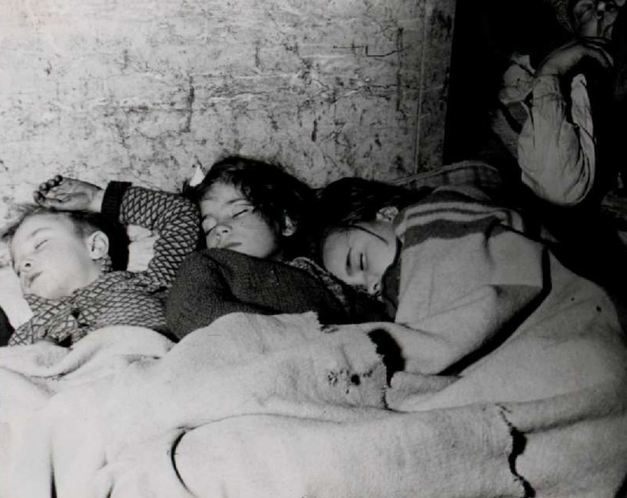 Nens dormint en un refugi antiaeri del carrer Provença de Barcelona. Font Biblioteca Nacional d'Espanya