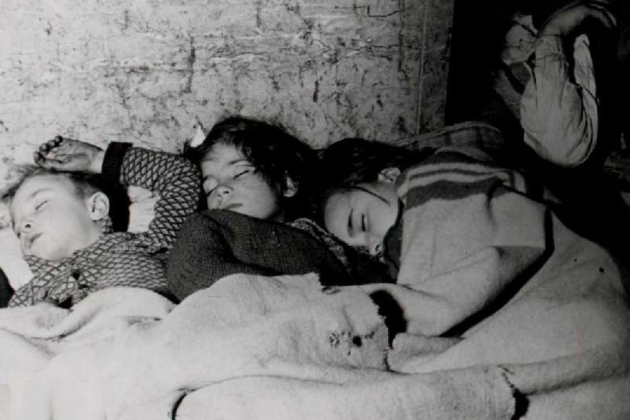 Nens dormint en un refugi antiaeri del carrer Provença de Barcelona. Font Biblioteca Nacional d'Espanya