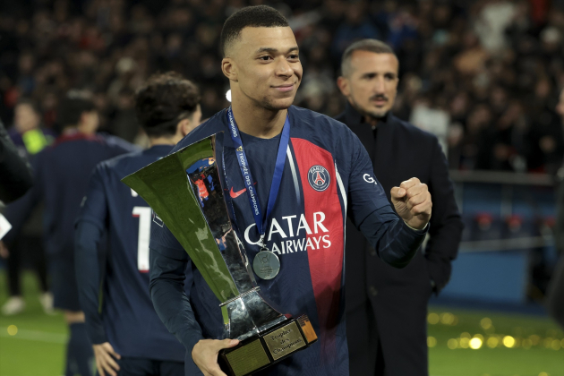 Kylian Mbappé posa con la Supercopa de Francia / Foto: Europa Press