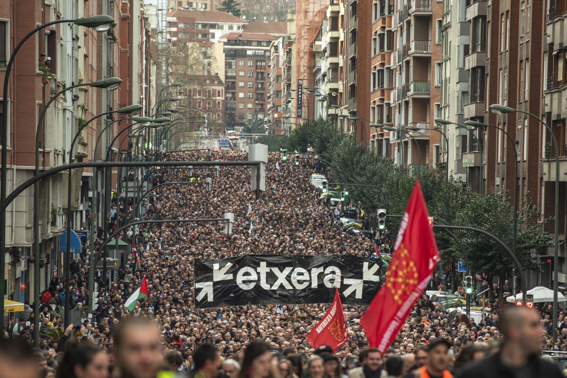 Manifestación multitudinaria en Bilbao a favor de los derechos de los presos de ETA