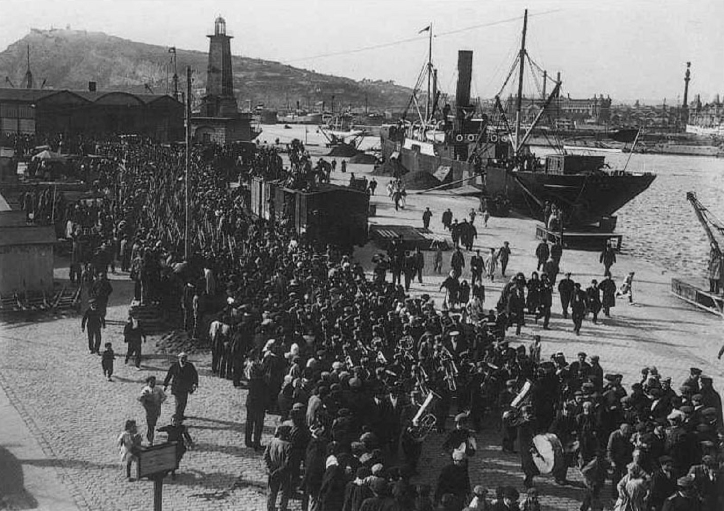 Embarcament de reservistes catalans cap a la Guerra d'Àfrica (1909). Font Universitat de Barcelona