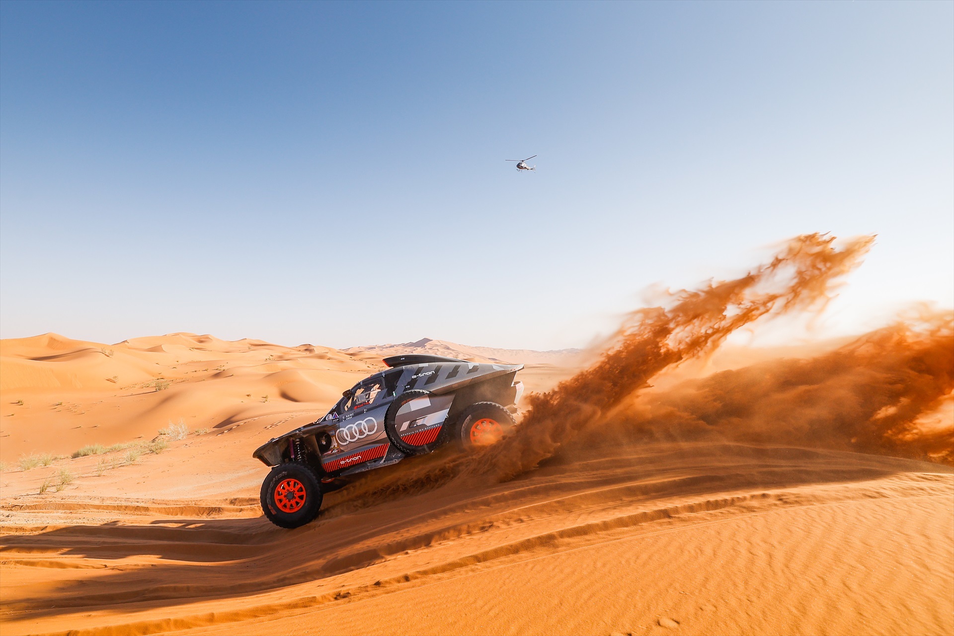 Carlos Sainz siente la presión de Sébastien Loeb y Nani Roma dice adiós al Dakar