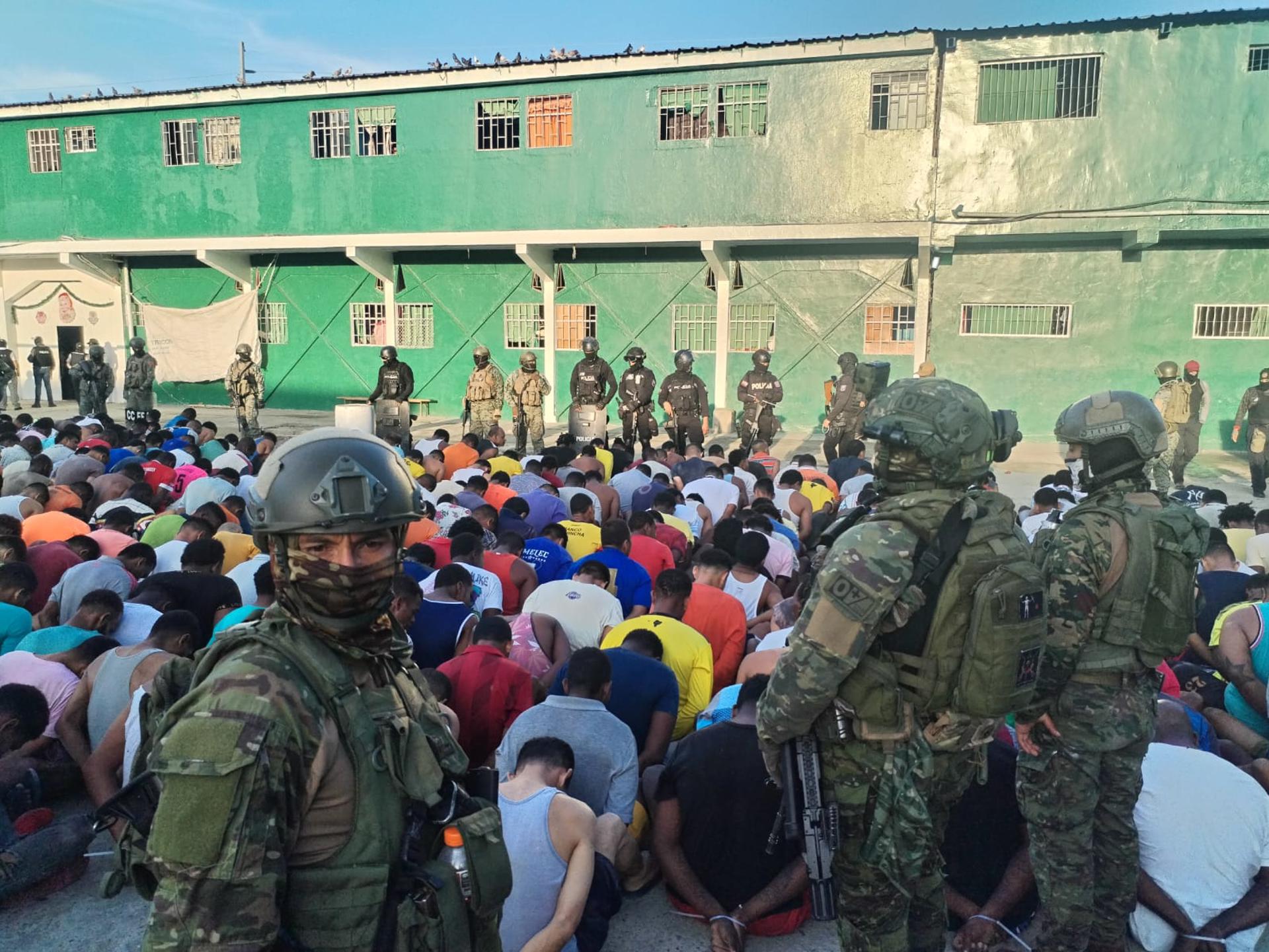 El ejército de Ecuador recupera el control de las prisiones después de múltiples motines