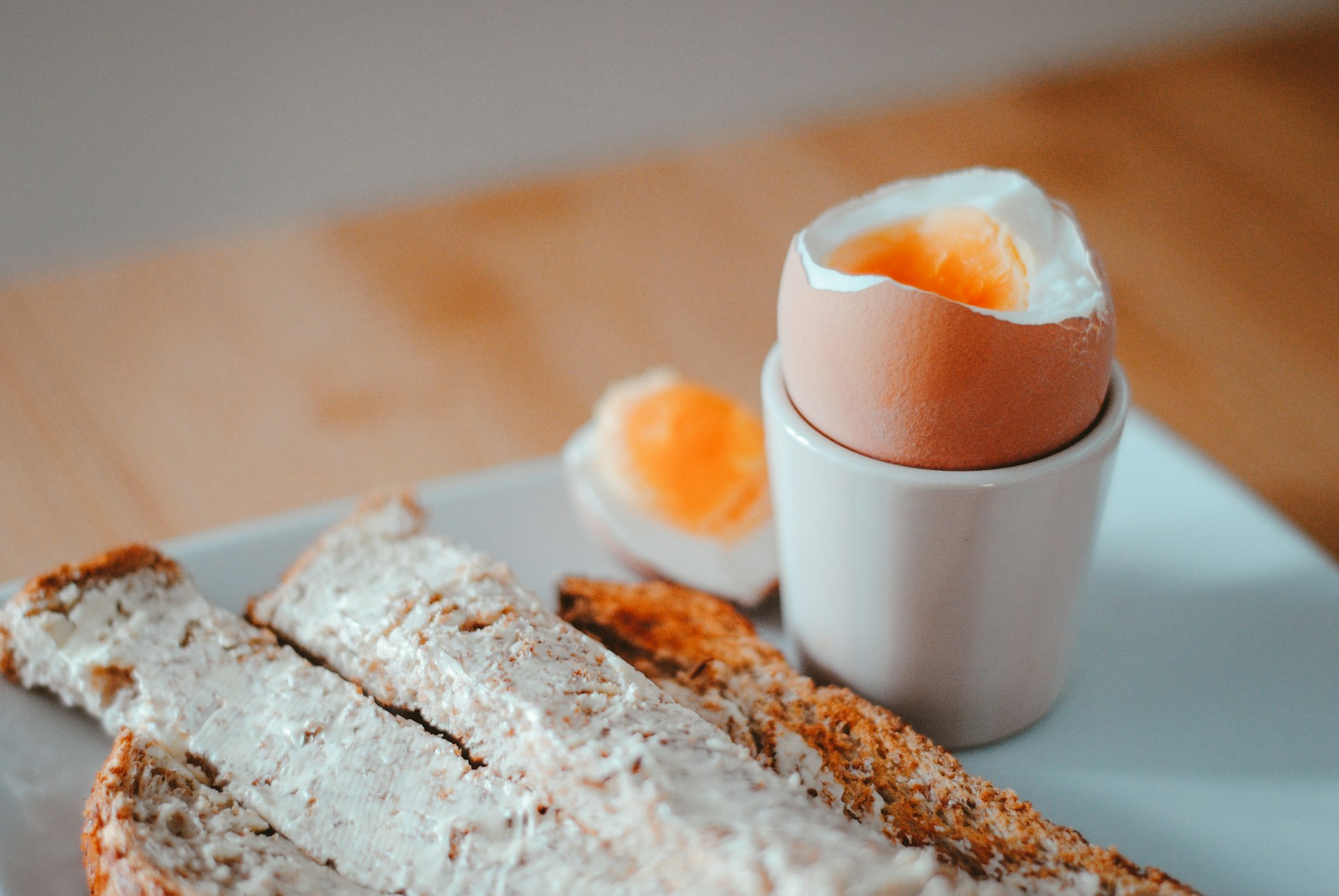 Què oculten els ous cuits que tenen el rovell gris: en parlen els experts