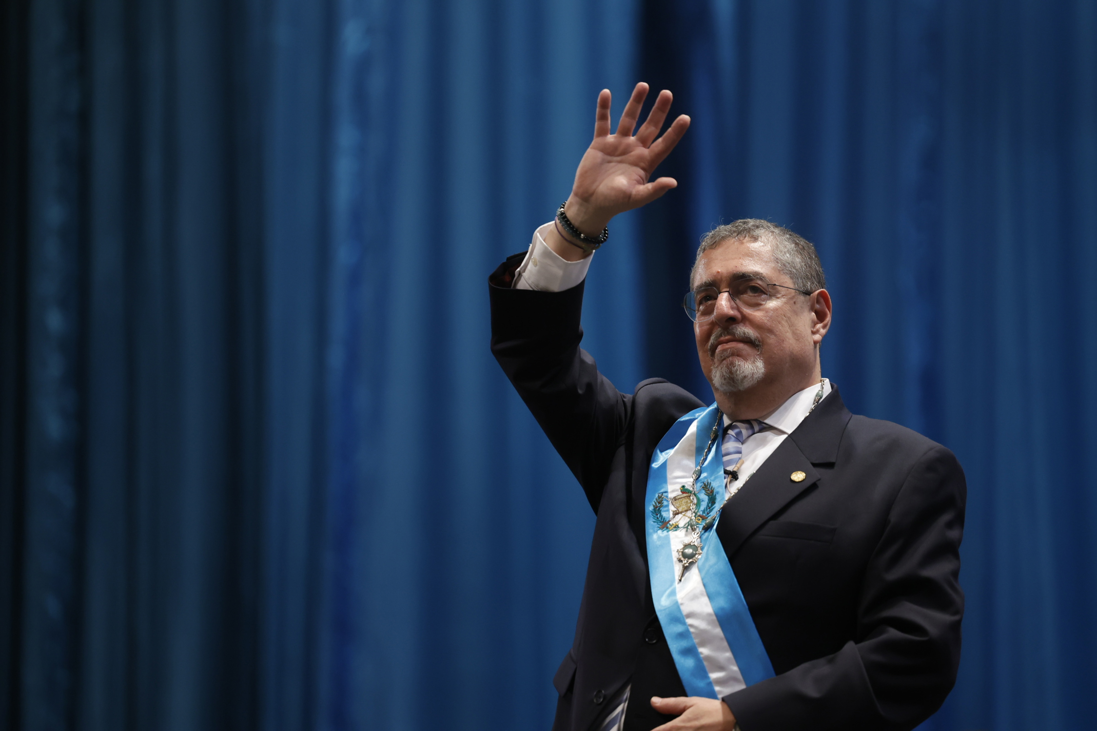 Arévalo ja és president de Guatemala després d'hores de caos i intents de torpedinar la investidura