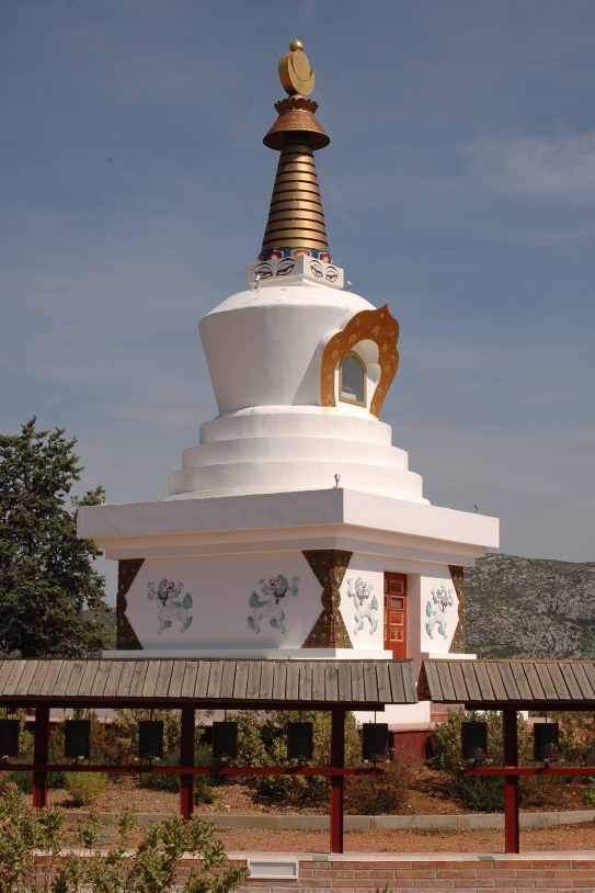 stupa temple budista del Garraf / Wikimedia Commons stupa temple budista del Garraf / Wikimedia Commons