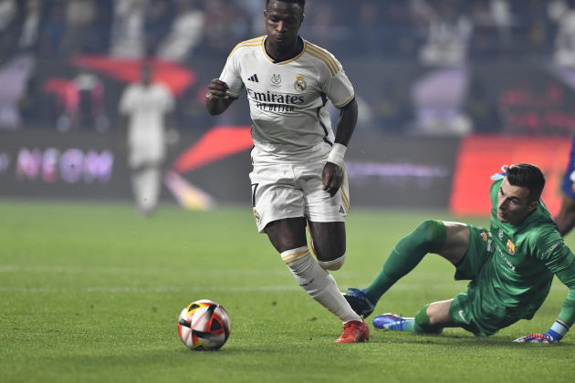 Iñaki Peña siendo regateado por Vinicius durante el Real Madrid - Barça de la Supercopa de España / Foto: EFE