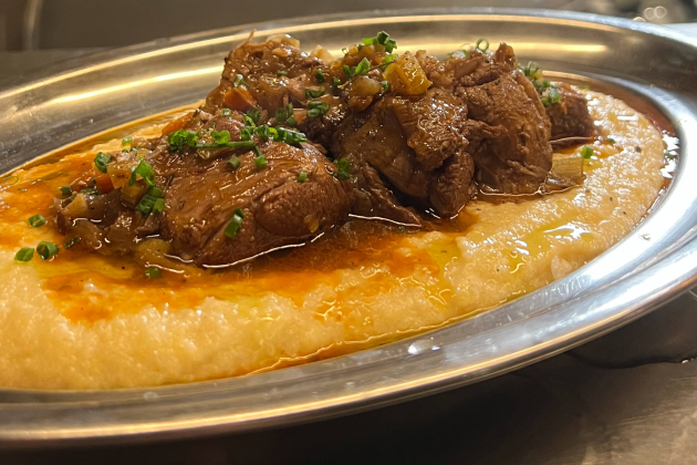 Xai amb polenta – Vereda Bar – Rosa Molinero Trias Xai amb polenta – Vereda Bar – Rosa Molinero Trias