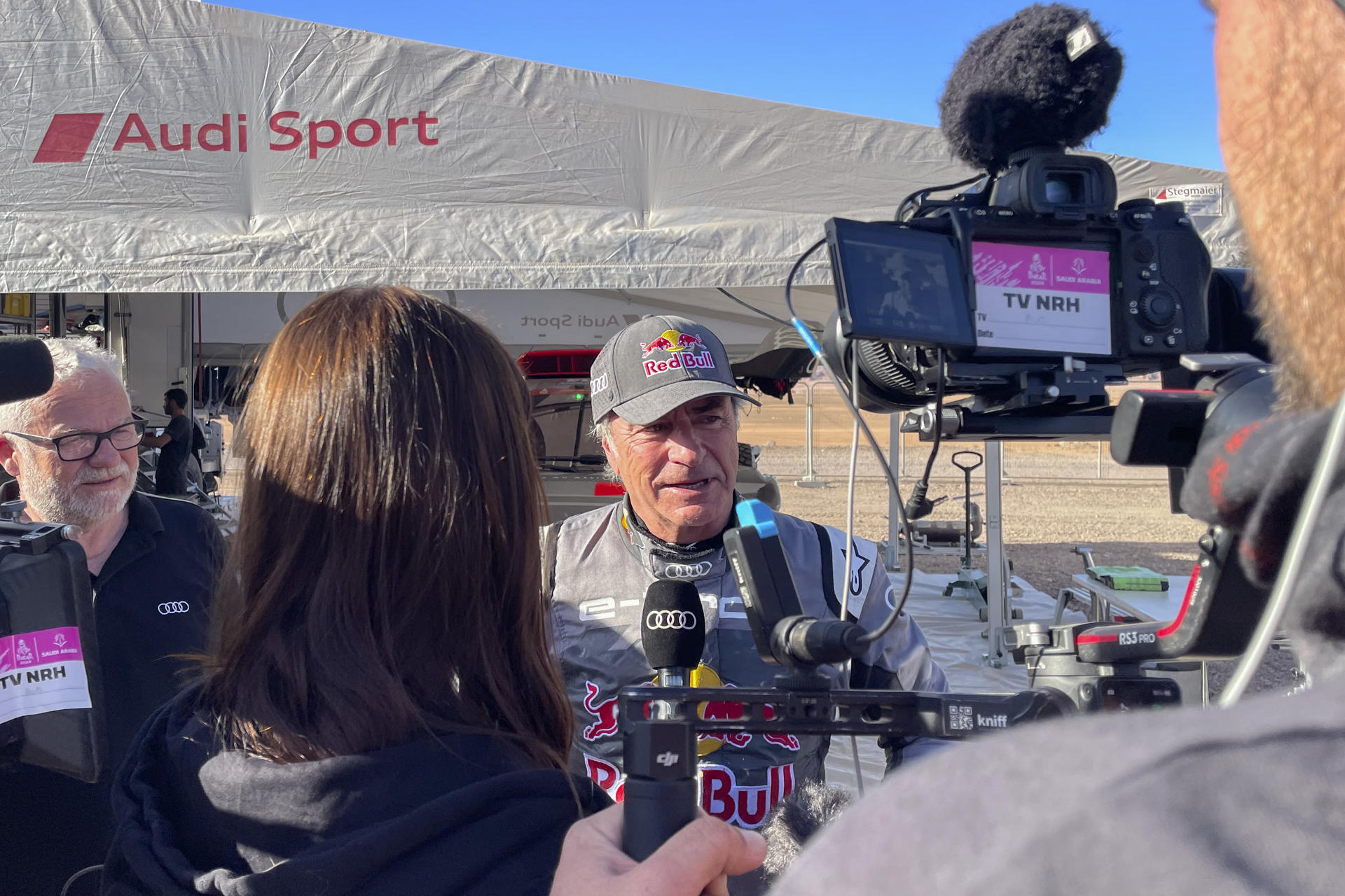 Carlos Sainz, bajo presión máxima tras una nueva victoria de Sébastien Loeb en el Dakar