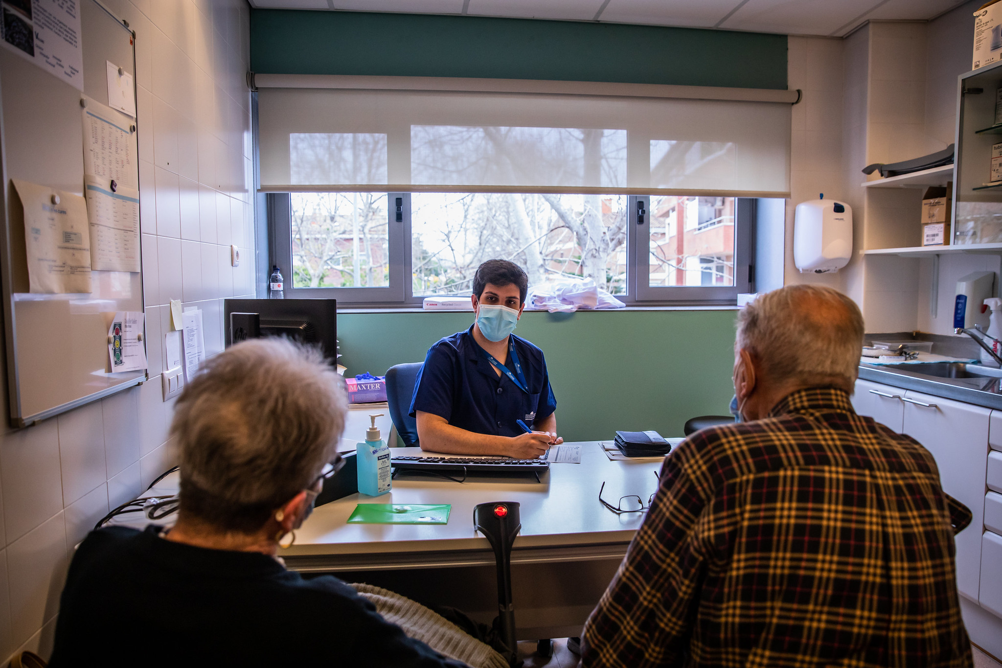 Menos de la mitad de médicos hablan en catalán con los pacientes, pero la mayoría lo quiere aprender