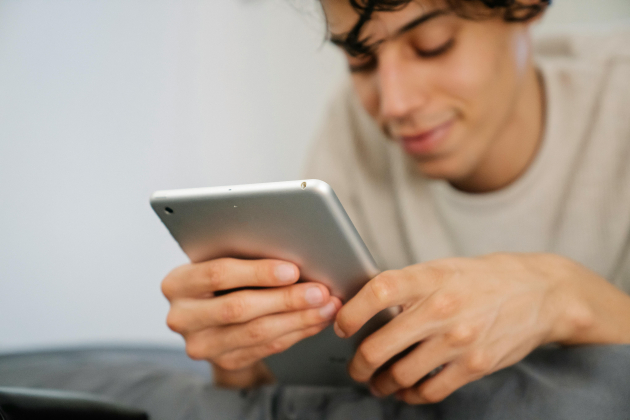 Adolescente tablet (Eren Li Pexels)