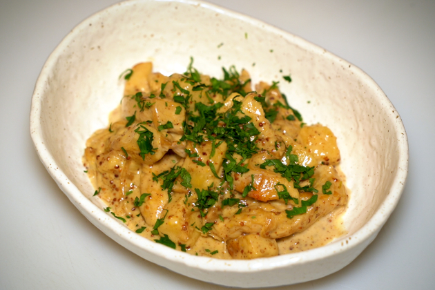 Pollo con manzana y salsa de mostaza / Foto: Raquel Sánchez Pollo con manzana y salsa de mostaza / Foto: Raquel Sánchez