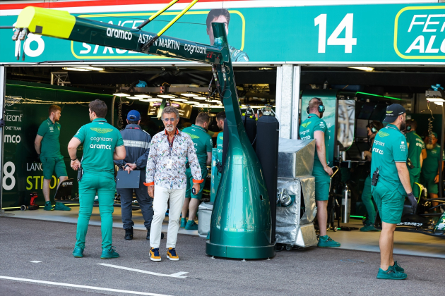 Eddie Jordan en el box de Aston Martin / Foto: Europa Press